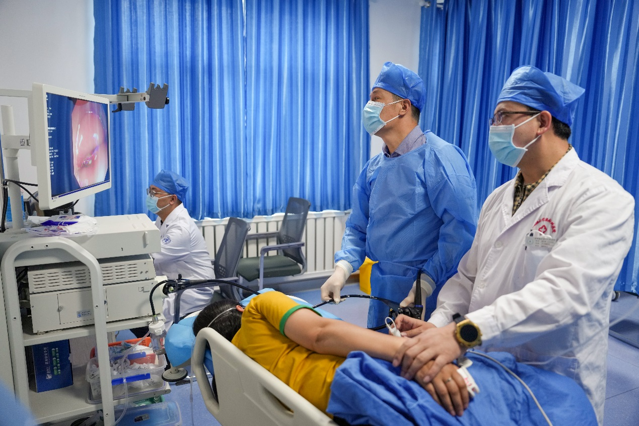 在和田地區傳染病專科醫院,掛職副院長的北京朝陽醫院援疆醫生張繼舜(左二),在進行胃鏡檢查,講解胃鏡操作注意事項。該檢查具有直觀、可取病理、圖文並茂、診治並行的優勢,目前已經是胃病檢查的最主要方式。 在和田地區傳染病專科醫院,掛職副院長的北京朝陽醫院援疆醫生張繼舜(左二),在進行胃鏡檢查,講解胃鏡操作注意事項。該檢查具有直觀、可取病理、圖文並茂、診治並行的優勢,目前已經是胃病檢查的最主要方式。