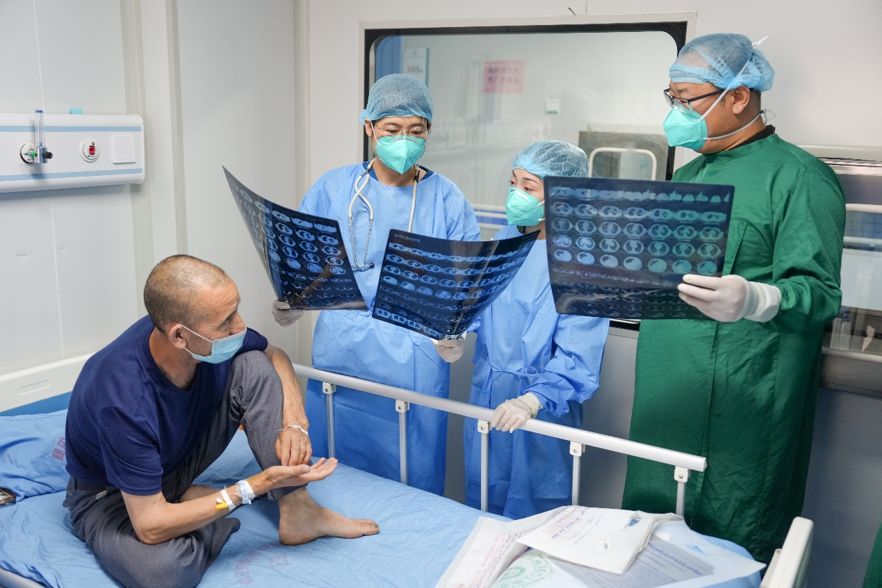 和田地區傳染病專科醫院結核科掛職業務主任的北京胸科醫院援疆醫生王敬(左一),在查房中根據患者檢查結果提出診斷和治療方案,並向患者進行結核病的相關宣教。 和田地區傳染病專科醫院結核科掛職業務主任的北京胸科醫院援疆醫生王敬(左一),在查房中根據患者檢查結果提出診斷和治療方案,並向患者進行結核病的相關宣教。