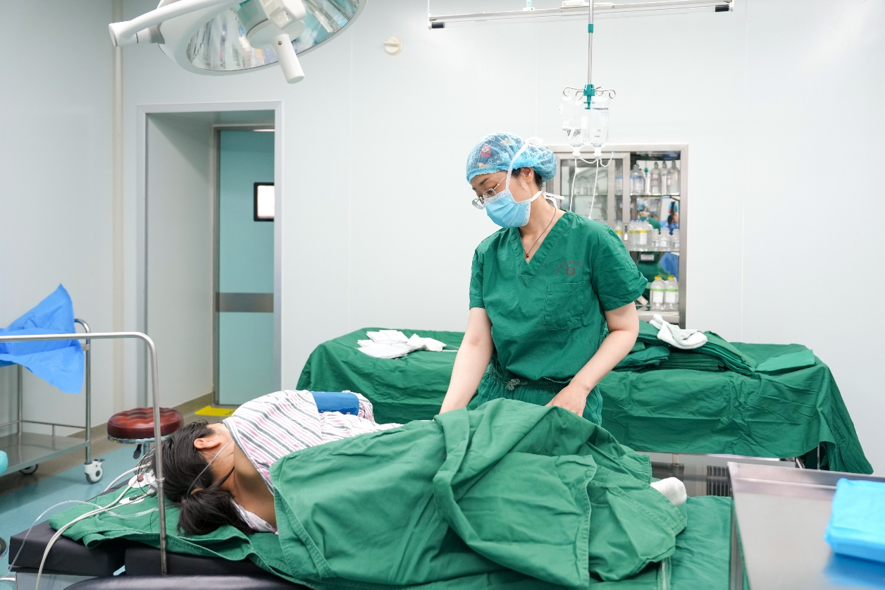 在和田地區婦幼保健院,一台因“胎兒窘迫”的急診剖宮產手術即將進行,產婦情緒緊張,掛職副院長的宣武醫院援疆醫生楊詠梅在術前安撫患者。 在和田地區婦幼保健院,一台因“胎兒窘迫”的急診剖宮產手術即將進行,產婦情緒緊張,掛職副院長的宣武醫院援疆醫生楊詠梅在術前安撫患者。