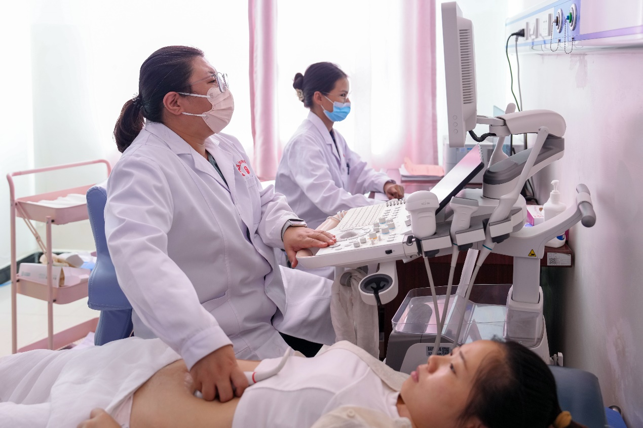 在和田地區婦幼保健院北京婦產醫院援疆醫生王茜(左一),帶教胎兒NT超聲檢查,規範的妊娠早期超聲檢查可以及早發現部分胎兒畸形,發現可能提示胎兒染色體異常的超聲表現,並且了解當時胎兒發育、羊水以及胎盤的情況。 在和田地區婦幼保健院北京婦產醫院援疆醫生王茜(左一),帶教胎兒NT超聲檢查,規範的妊娠早期超聲檢查可以及早發現部分胎兒畸形,發現可能提示胎兒染色體異常的超聲表現,並且了解當時胎兒發育、羊水以及胎盤的情況。