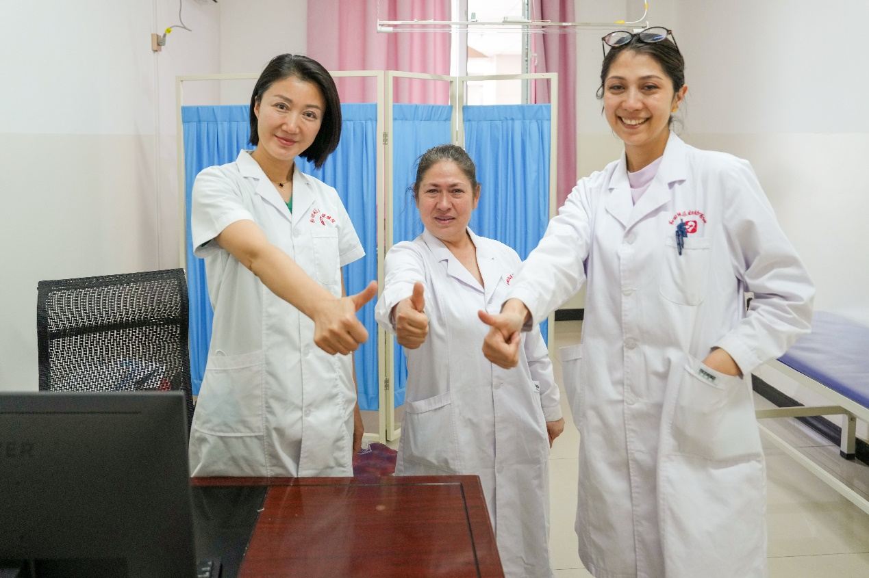 在和田地區婦幼保健院婦科支援的北京安貞醫院援疆醫生龔靜(左一)為當地培養了多名科室骨幹醫生和婦科手術人才,她們結下深厚情誼,離別之際,總結過去,共話未來,淚水悄然滑落。 在和田地區婦幼保健院婦科支援的北京安貞醫院援疆醫生龔靜(左一)為當地培養了多名科室骨幹醫生和婦科手術人才,她們結下深厚情誼,離別之際,總結過去,共話未來,淚水悄然滑落。