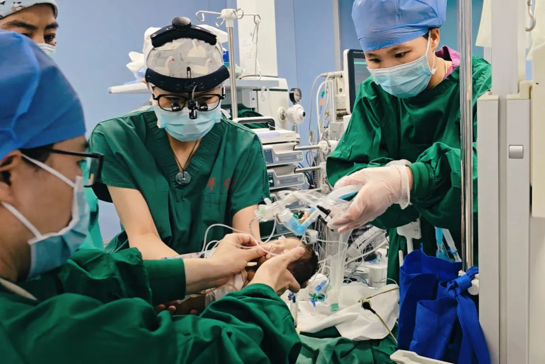 正在為患者做手術的張曉雅 正在為患者做手術的張曉雅