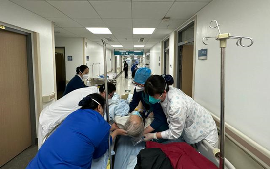 北京宣武醫院神經內科科護士長常紅（右一）正在轉運患者。