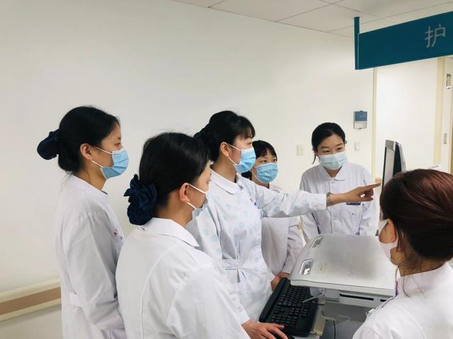 北京宣武醫院神經內科科護士長常紅正在給護士們指導工作。