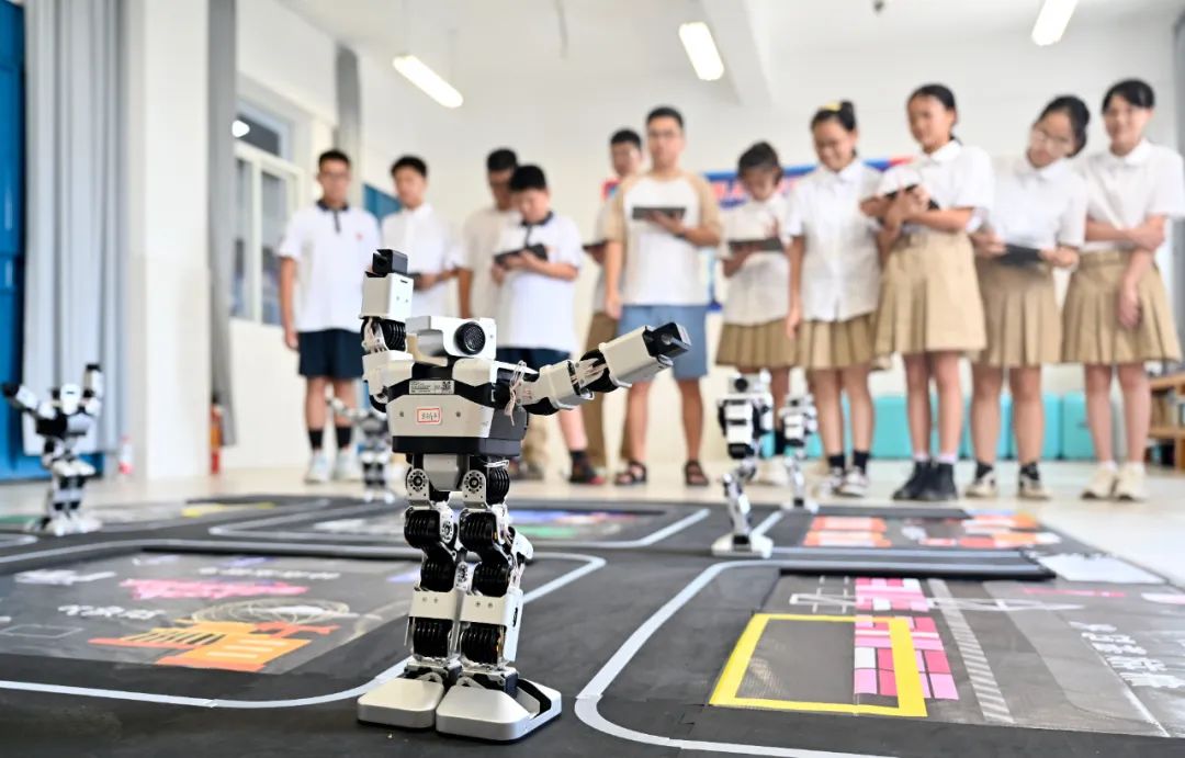 2024年9月2日，在廣西柳州市第八中學南校區人工智能課堂上，科創老師帶領學生操控智能機器人。