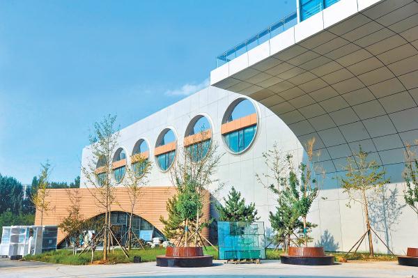 回龍觀體育文化公園南區的體育健身中心（上圖）和遊泳館（下圖）。