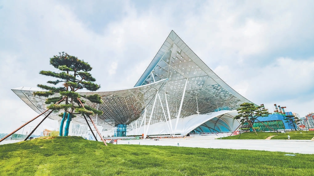 副中心站交通樞紐周邊綠化已基本完成，“京帆”屋蓋旁鬆樹挺拔綠草如茵。