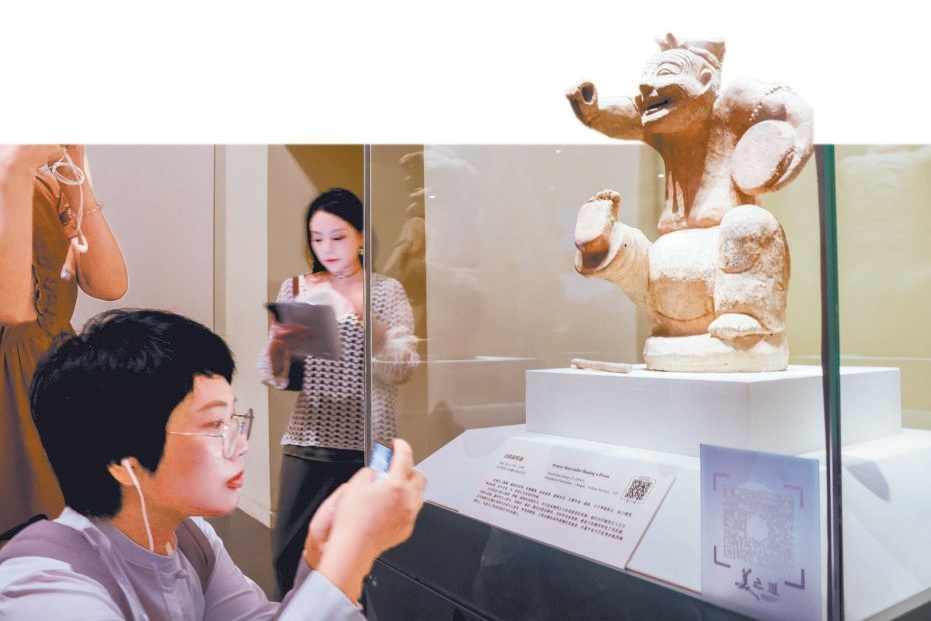 觀眾掃描展櫃上的二維碼了解文物背後的美學思想。