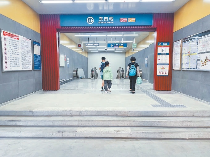 地鐵東四站F出入口7月30日已投入使用。