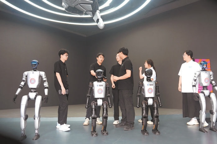 上周六，在“E－Town機器人消費節”現場，各領域機器人紛紛秀出絕活。