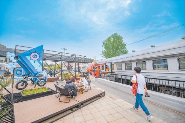 751廠燃煤鍋爐儲煤池所在的火車街區經過更新後正式亮相，15節火車車廂承載著11家品牌商鋪，一條時尚潮流街區閃耀798·751園區。