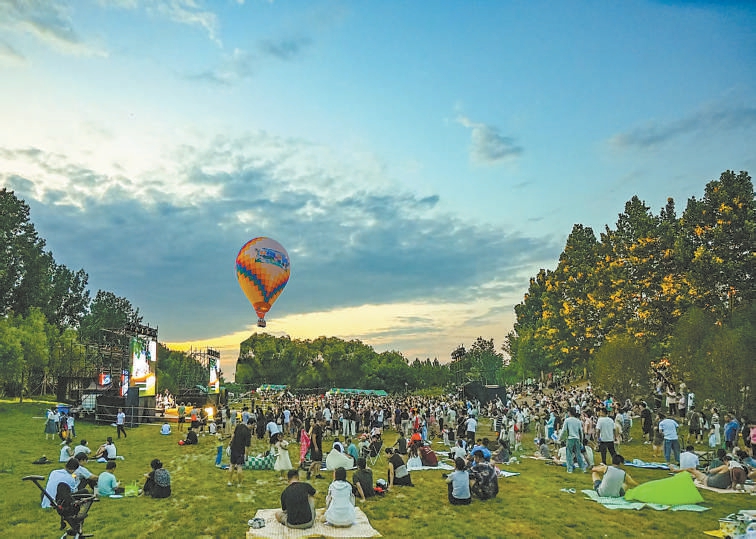 乘坐熱氣球，欣賞音樂會，人們在回天地區感受城市森林的浪漫。