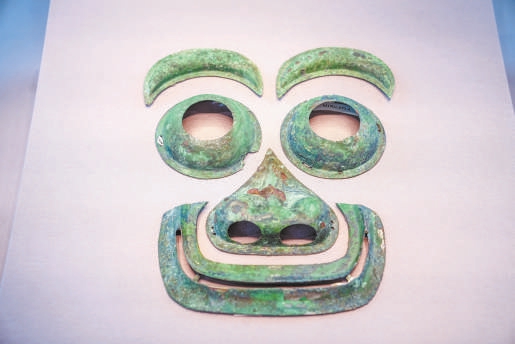 青銅組合人麵形飾