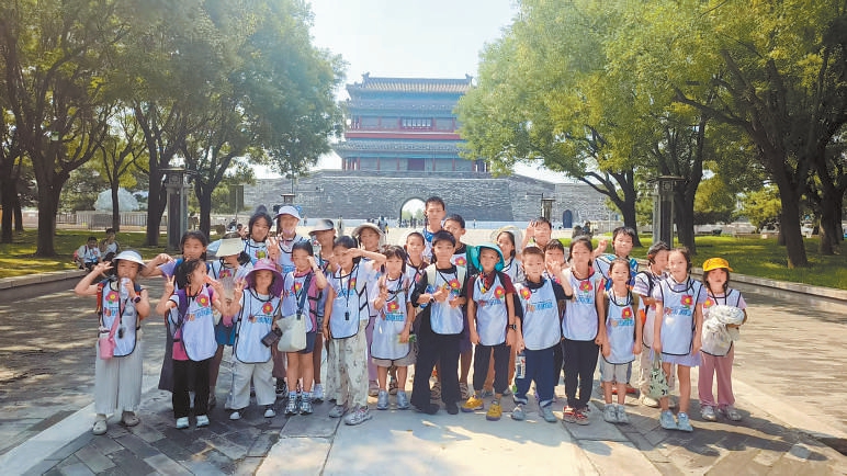 孩子們在永定門走讀北京南中軸線。