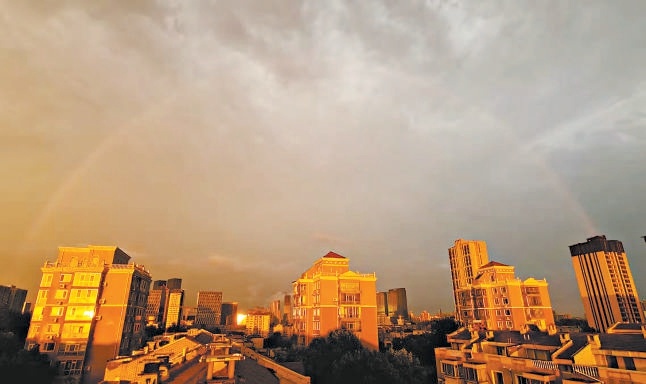 8月19日傍晚雨後,通州區橙色晚霞與彩虹交相輝映。 8月19日傍晚雨後,通州區橙色晚霞與彩虹交相輝映。