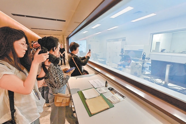 未來，參觀者可在“文物醫院”的展示功能區近距離觀摩文物修複師工作。