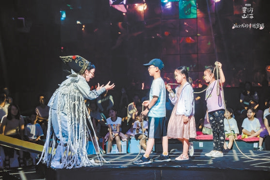 《童遊山海》演員與小觀眾互動。