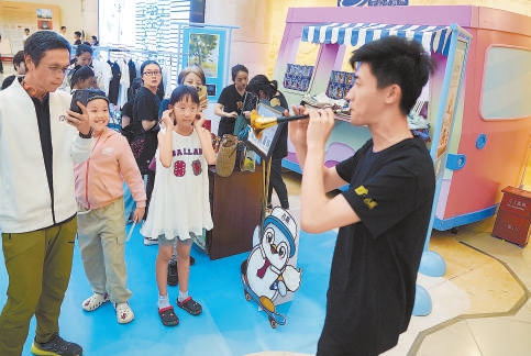 音樂堂公共大廳裏響起的嗩呐聲吸引了觀眾的注意。