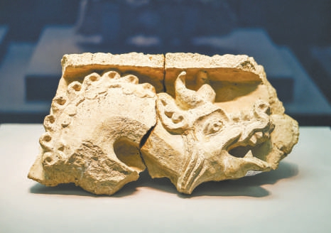 來自烏茲別克斯坦的浮雕龍頭。