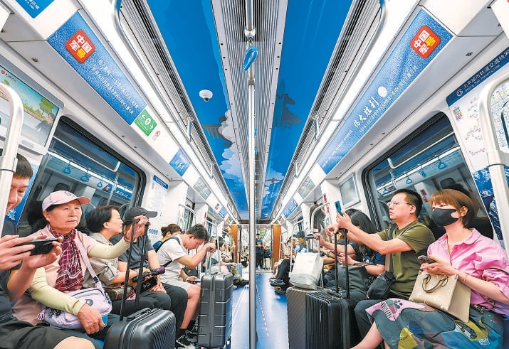 乘客乘坐地鐵19號線“偉大勝利”主題專列。