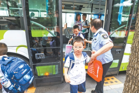 玉泉小學航天校區學生搭乘通學公交車上學。 玉泉小學航天校區學生搭乘通學公交車上學。