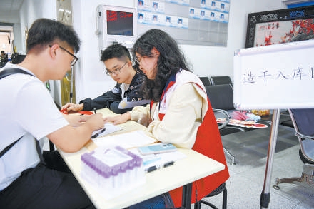 世界骨髓捐獻者日暨首都高校無償獻血和造血幹細胞捐獻宣傳招募季活動日前在北航舉行。 世界骨髓捐獻者日暨首都高校無償獻血和造血幹細胞捐獻宣傳招募季活動日前在北航舉行。