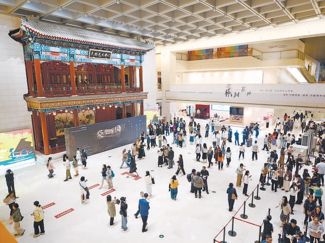 北京天橋藝術中心裏觀眾熙熙攘攘。 北京天橋藝術中心裏觀眾熙熙攘攘。