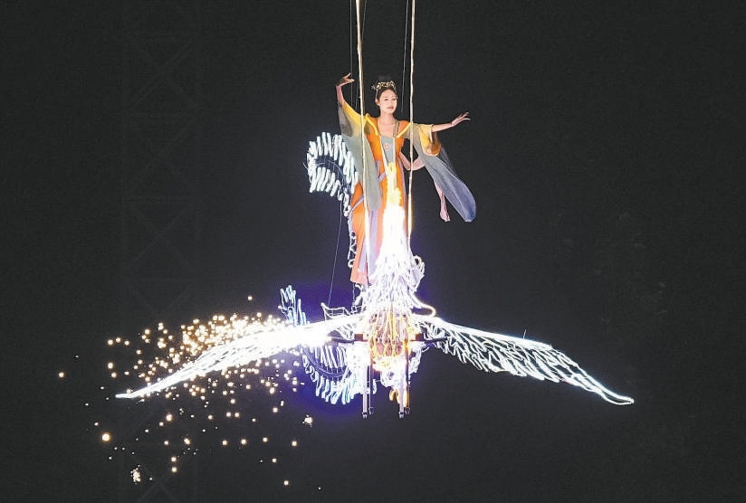 世界公園北京中秋國慶彩燈遊園會打造跨時空光影盛宴。