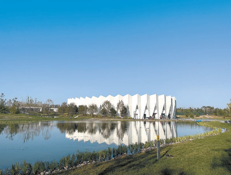 溫榆河公園朝陽段露天網球館與人工湖景相得益彰。 溫榆河公園朝陽段露天網球館與人工湖景相得益彰。