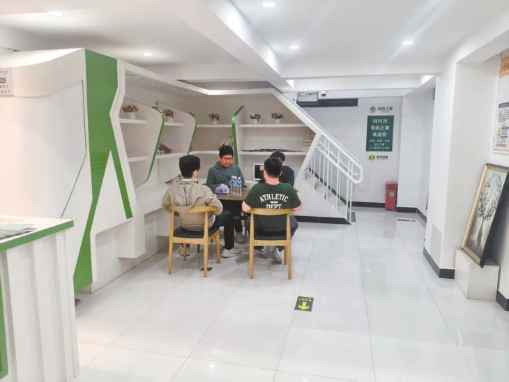 在京昆高速韓村河服務區“司機之家”，貨車司機正在休息。