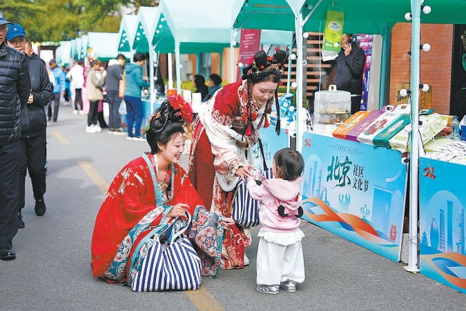 身著傳統服裝的“花神”與小朋友互動。 身著傳統服裝的“花神”與小朋友互動。