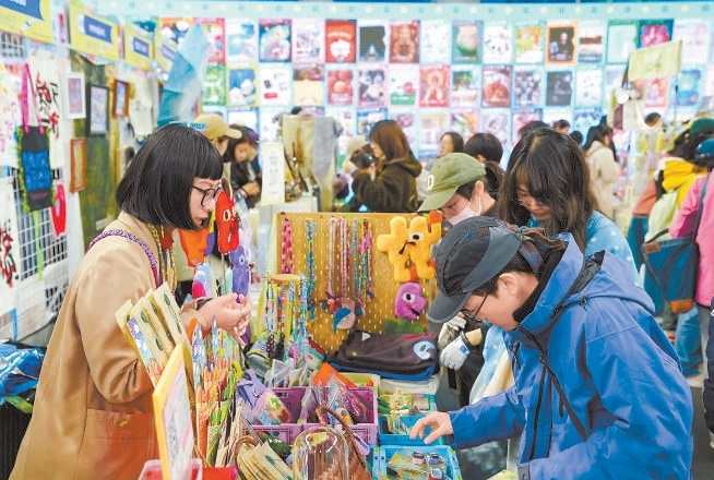 讀者在特色攤位前挑選心儀的文創商品。