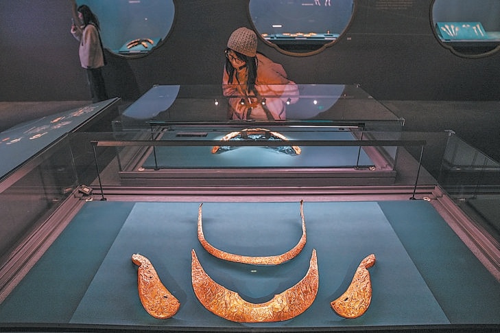 觀眾仔細欣賞展品。