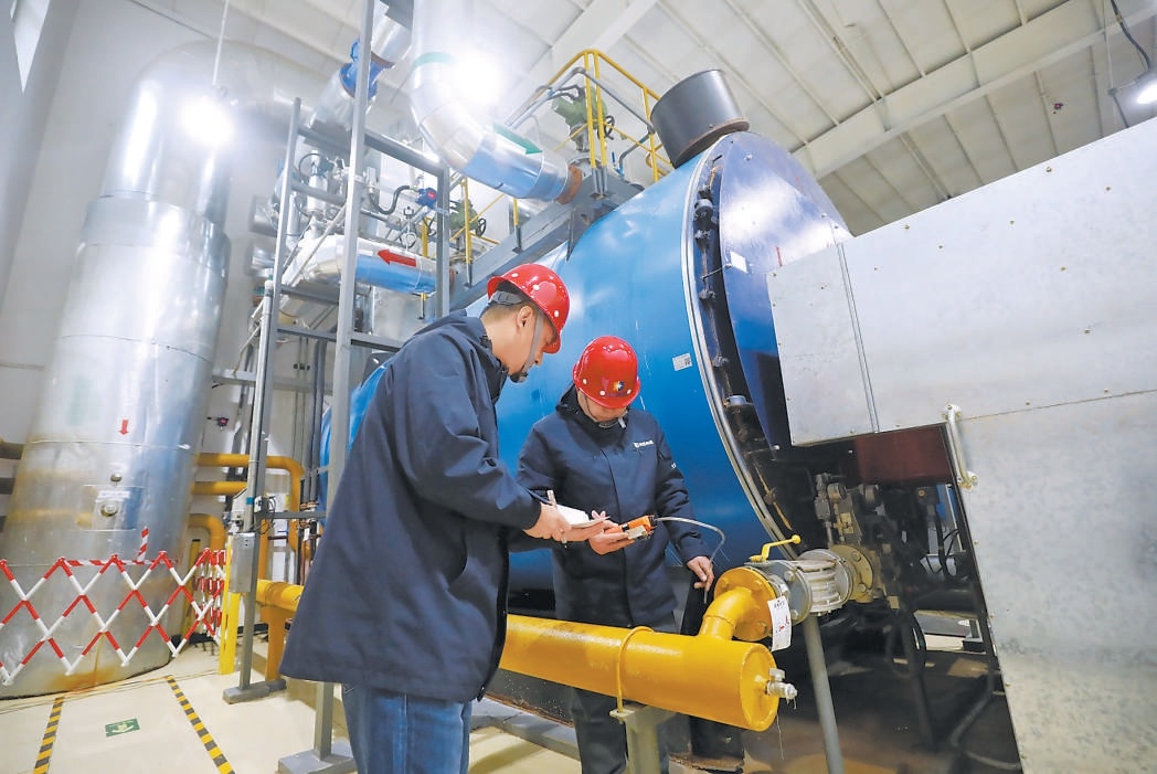 北京熱力各項供熱設備設施檢修技改工作已進入衝刺階段，圖為工作人員檢查嘉多麗園小區鍋爐房設備。