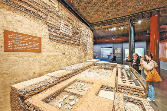 遊客正在地層標本前拍照欣賞。