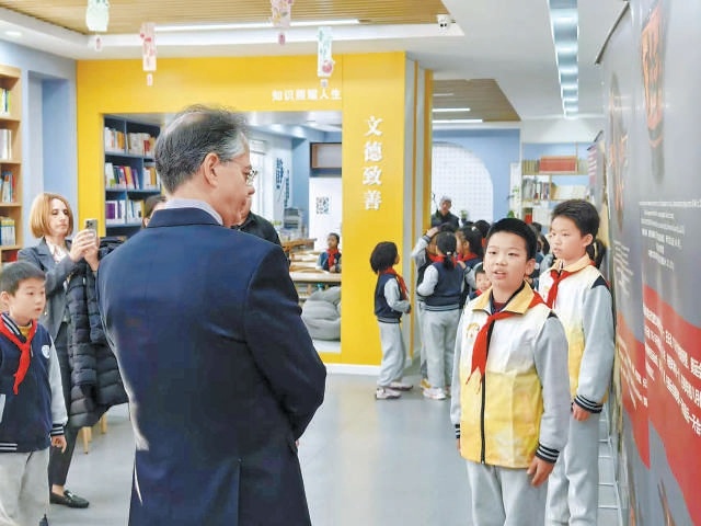 小講解員正在為希臘駐華大使介紹展覽。