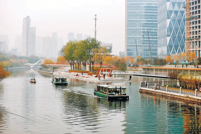 壩河遊船航線通航後，市民遊客可乘船前往城市副中心。