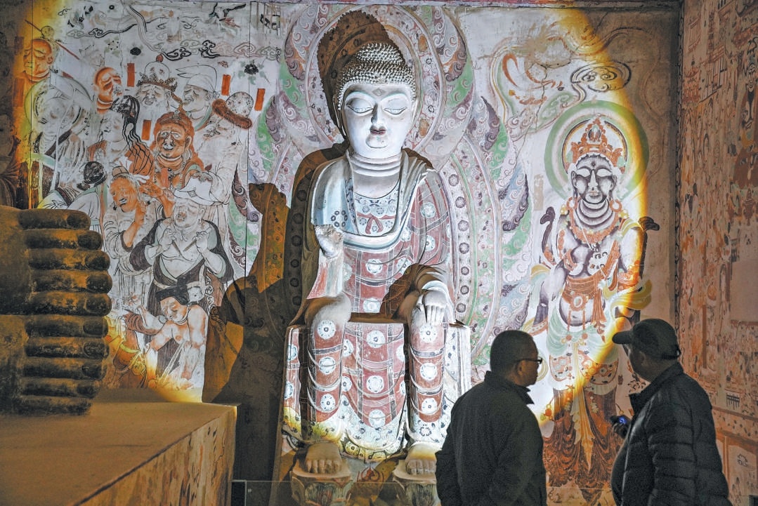 “如是莫高”敦煌藝術大展·第二季11月12日在北京展覽館正式開幕。圖為參觀者在複原洞窟內參觀。