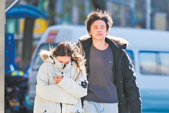 11月16日，京城迎來大風降溫天氣，在豐台區蒲黃榆路口，大風讓行人感受到冬日寒意。