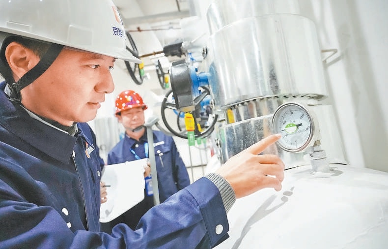 京能集團所屬北京熱力朝二分公司地鐵平台3號熱力站已提前調節升溫。11月16日，熱力工作人員對供熱設備設施進行巡視檢查。