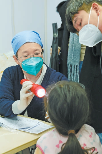 北京兒童醫院醫生為小患者做檢查。