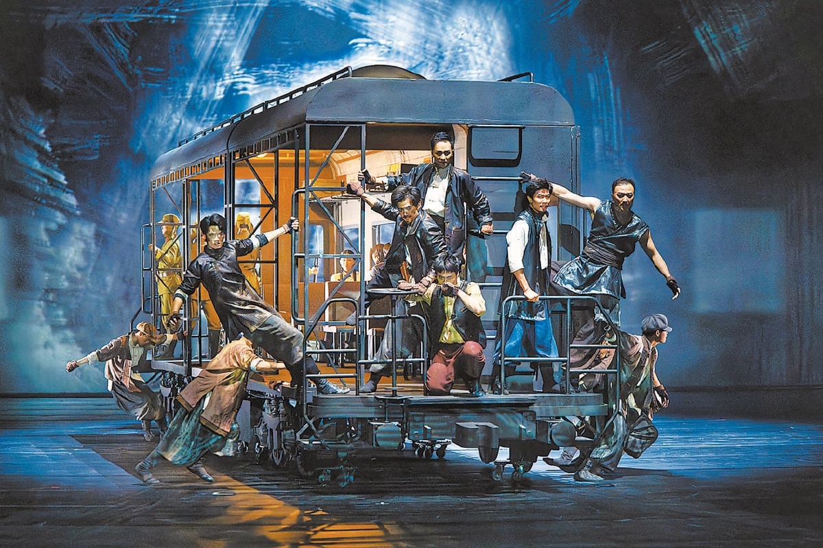 11月26日晚,國家大劇院與北京舞蹈學院聯合製作的新版經典民族舞劇《鐵道遊擊隊》在國家大劇院首演。 11月26日晚,國家大劇院與北京舞蹈學院聯合製作的新版經典民族舞劇《鐵道遊擊隊》在國家大劇院首演。