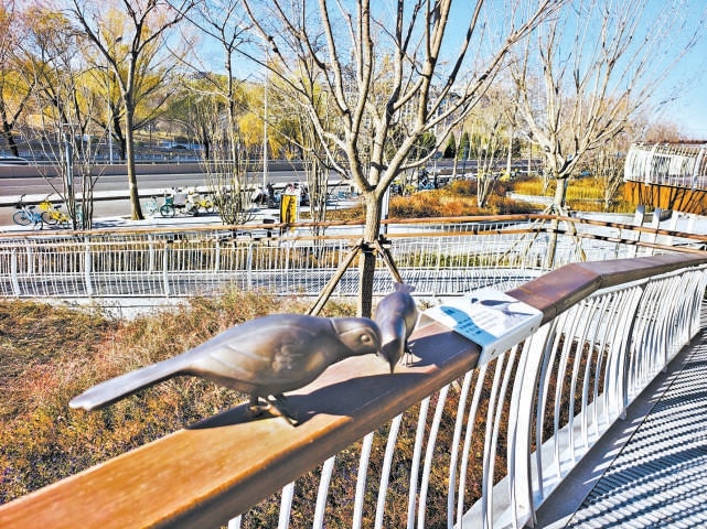 綠色廊道扶手上的“銅雀”裝置很吸睛。