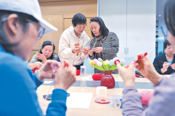 12月9日，老年大學校園開放周毛線編織公開課上，老師教授鉤針編織技法。