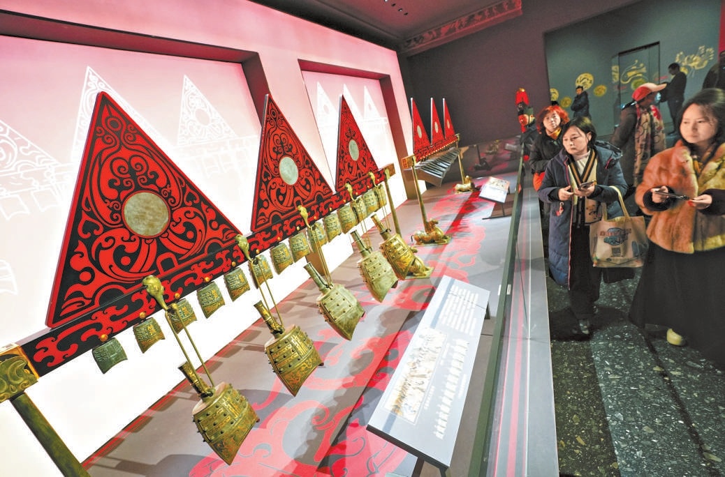 參觀預展的遊客觀賞劉賀墓出土的禮樂文物。