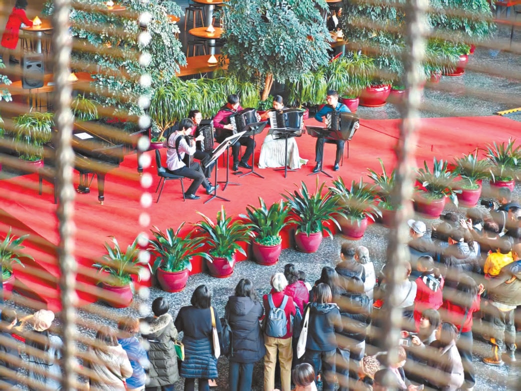 觀眾欣賞在國家大劇院公共空間內上演的各類演出。