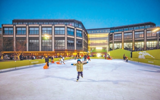 位於王府中環西側戶外廣場的樂滑之夢冰雪樂園,吸引不少前來逛街的親子家庭體驗冰上項目。 位於王府中環西側戶外廣場的樂滑之夢冰雪樂園,吸引不少前來逛街的親子家庭體驗冰上項目。