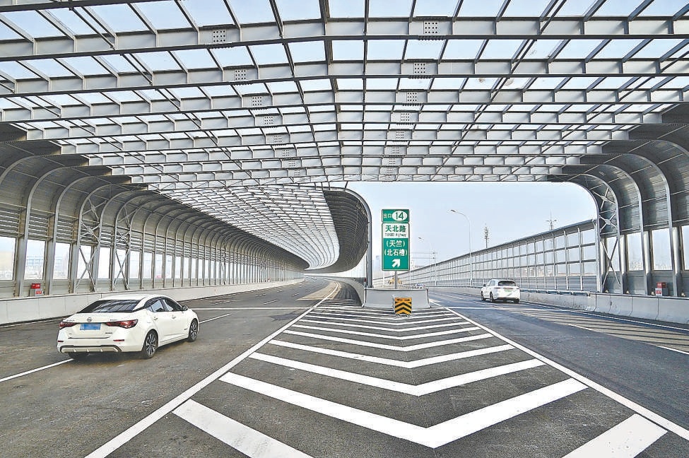 12月28日中午，京密高速新國展段天北路至安華街主路正式通車，從順義新國展最快可實現8分鍾進五環、11分鍾達四環。