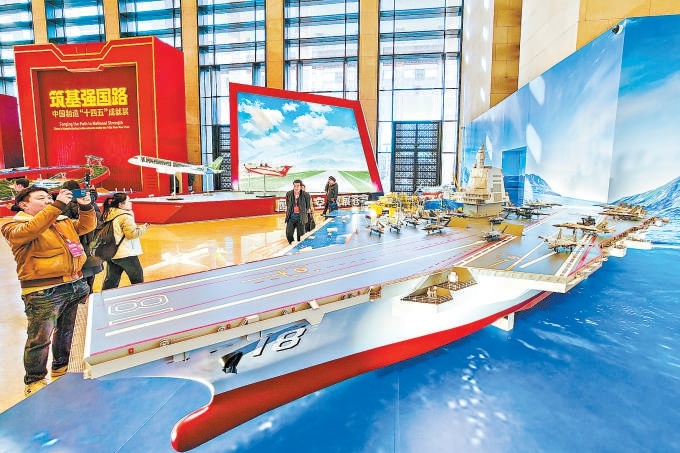 圖為遊客參觀打卡國產航空母艦模型。