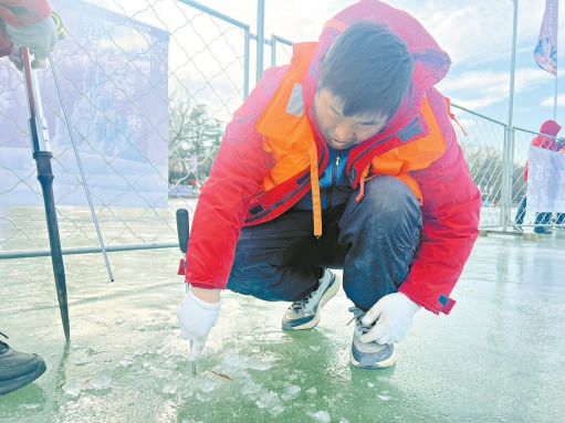 公園工作人員測量冰層厚度。
